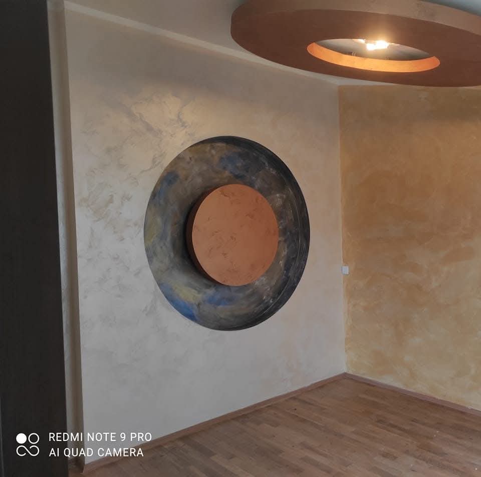 Dnevna soba sa stucco tehnikom i kružnim detaljem